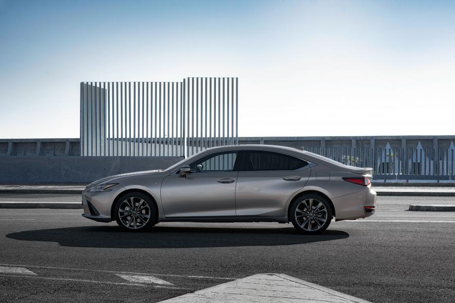  Lexus ES300h F-Sport 2018 года  (WW) (фото 42 из 46)